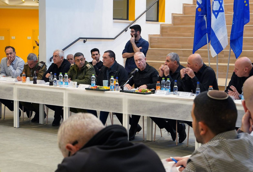 יואב גלנט עם ראשי רשויות בצפון