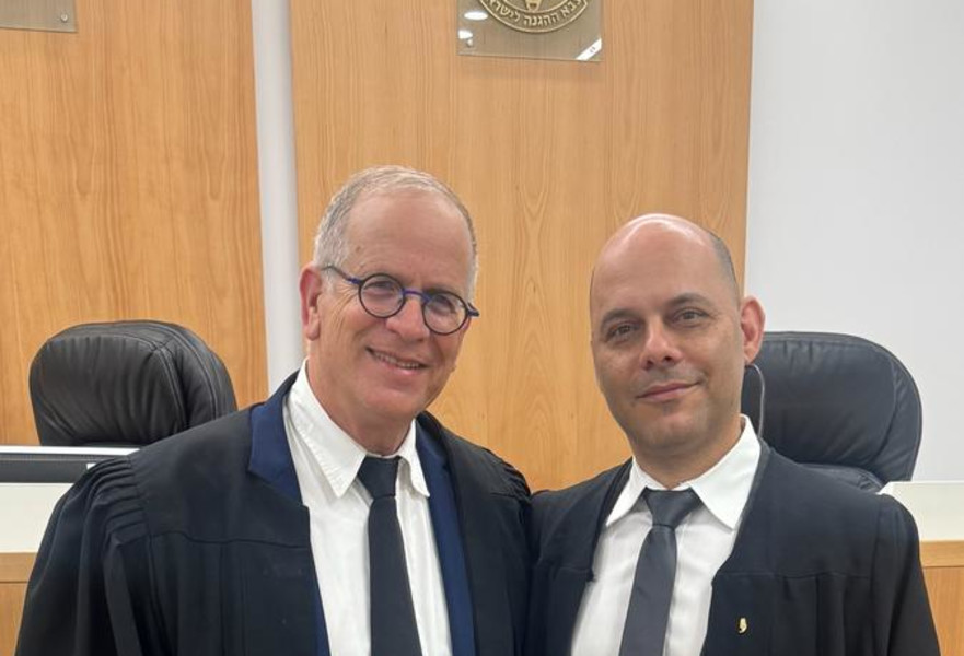  סנגוריו של אביעד פריג'ה: משמאל אל''מ במיל' שלומי צפורי, מימין עו״ד רן כהן רוכברגר