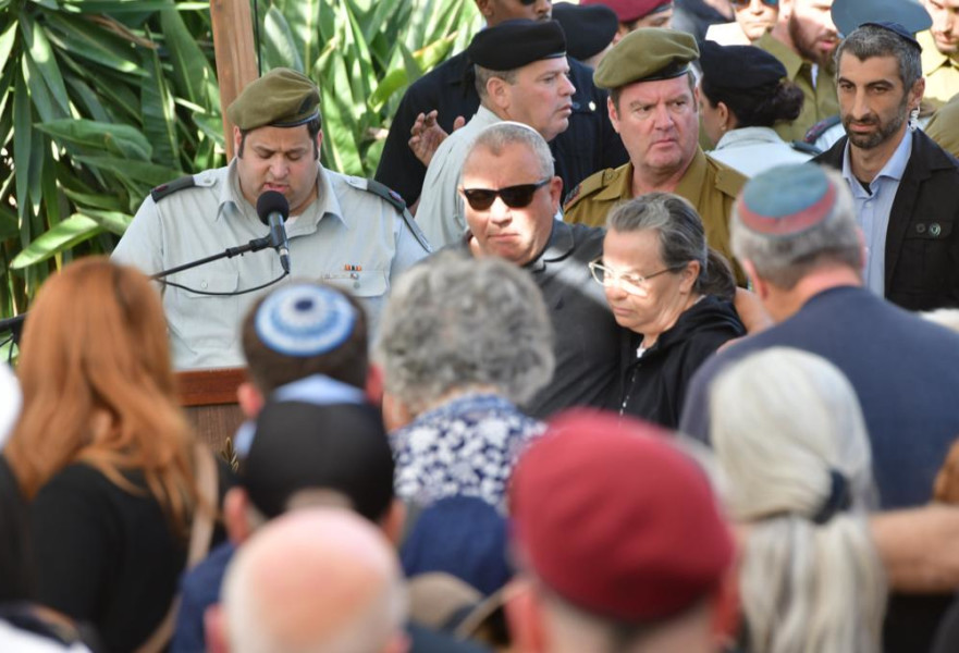 אביו של גל, גדי איזנקוט