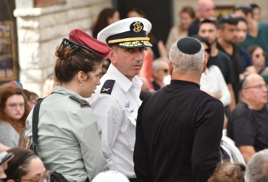 הלוויתו של גל איזנקוט. דובר צה''ל דניאל הגרי