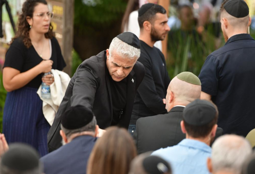 הלוויתו של גל איזנקוט. ראש האופוזיציה יאיר לפיד