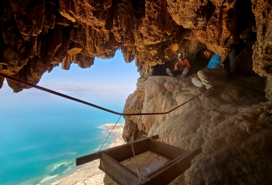 במערה, בזמן העבודה