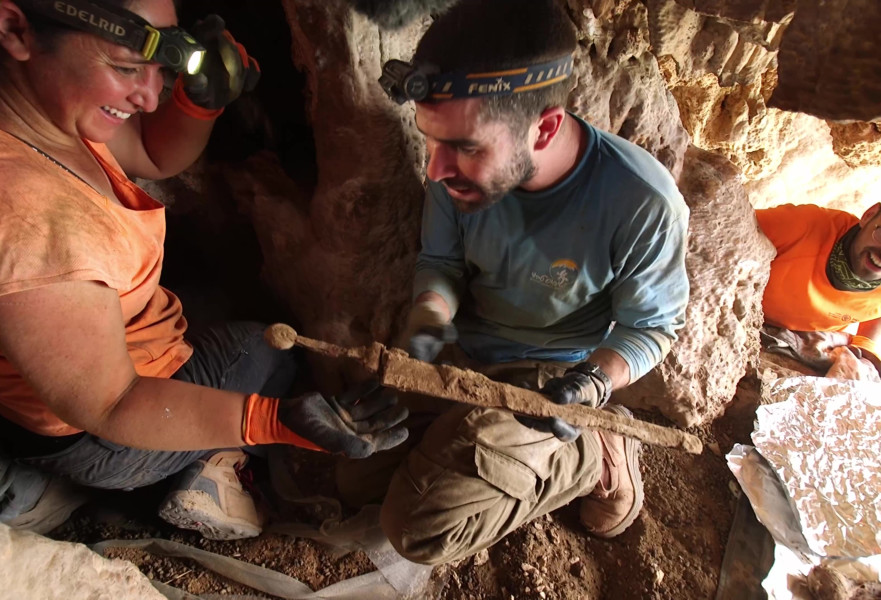 הסרת החרבות מהנקיק בו הוחבאו