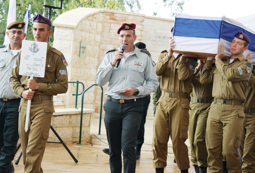 אברמסון בלווית חייל צה''ל שנהרג בעזה