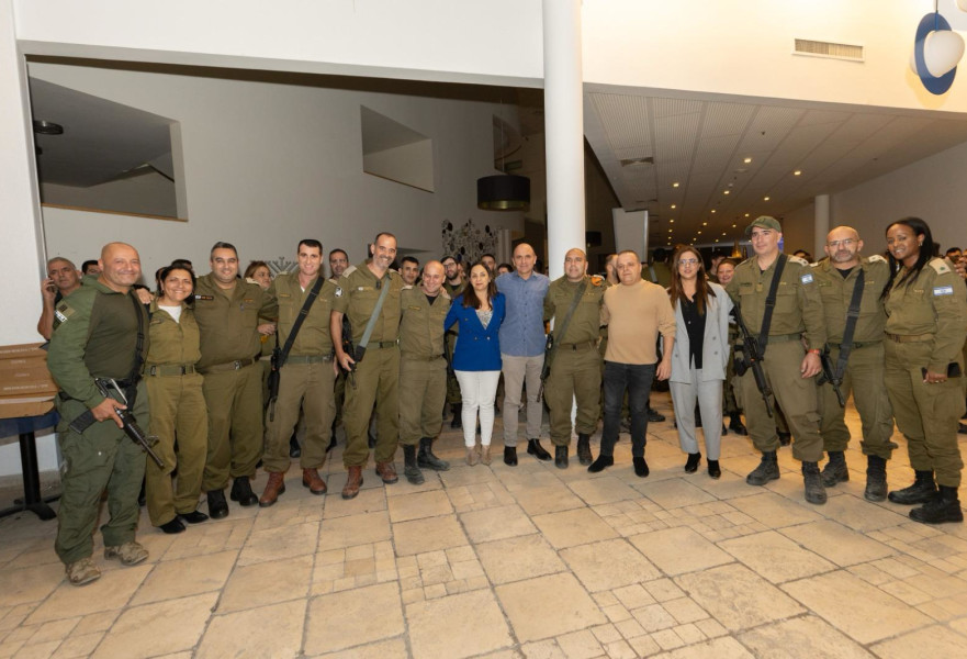 חיילי פיקוד העורף מדליקים נר רביעי