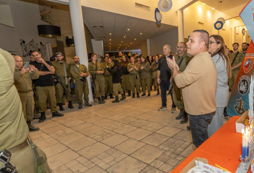 חיילי פיקוד העורף מדליקים נר רביעי