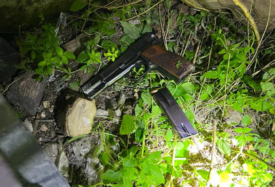 האקדח שנתפס בזירה