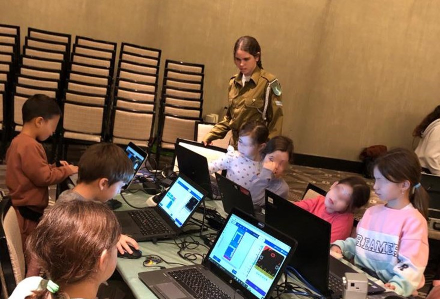 הפעילויות השונות מיועדת לילדים ולנוער וכולן בסימן קידוד ותכנות.