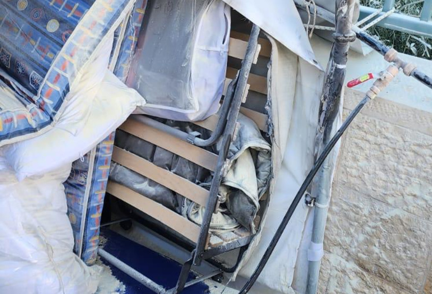 הנזק שנגרם למאהל משפחות החטופים בעקבות ההצתה והשריפה