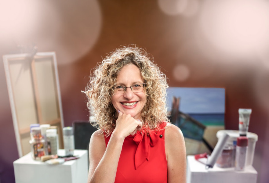 יונת חולי, אמנית, ציירת ויזמת אופטימית ללא תקנה