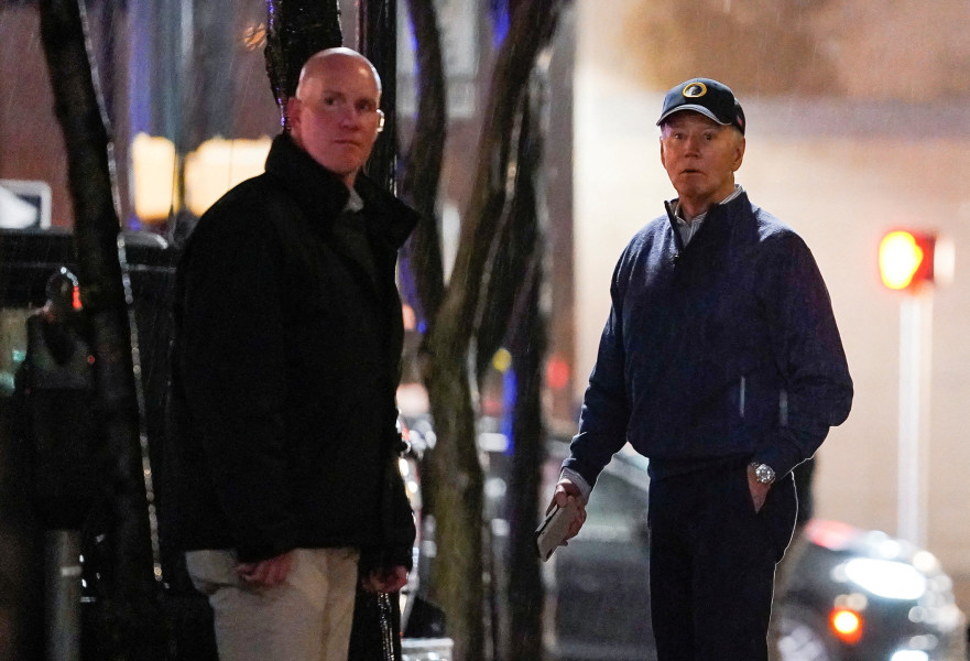 ג'ו ביידן ביציאה מהפגישה עם חברי הקמפיין שלו בדלוואר, בעת שרכב התגש בשיירה שלו