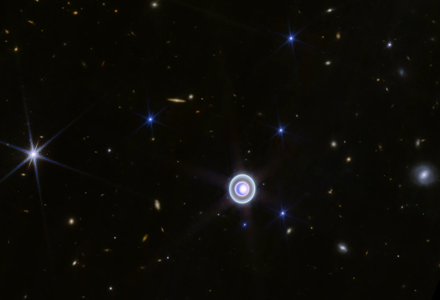 כוכב הלכת אורנוס בתוך פיזור של גלקסיות רקע רחוקות