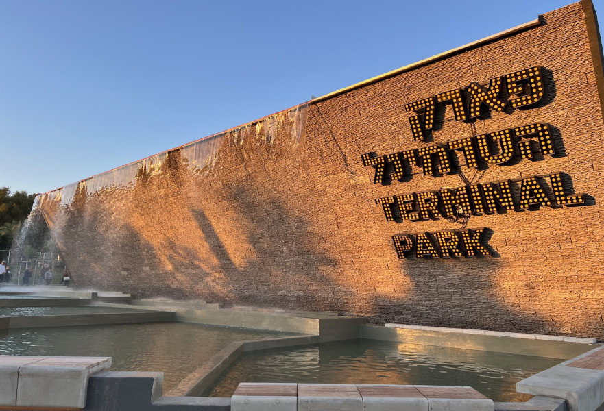 קיר המפל בפארק הטרמינל