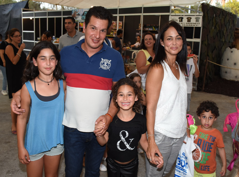 ארז אלוביץ', שרון איילון והילדים (צילום: אביב חופי)