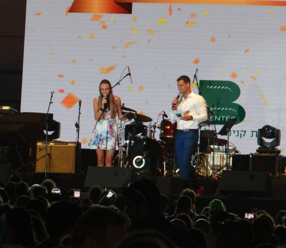 הבחורה מובילה את השואו!