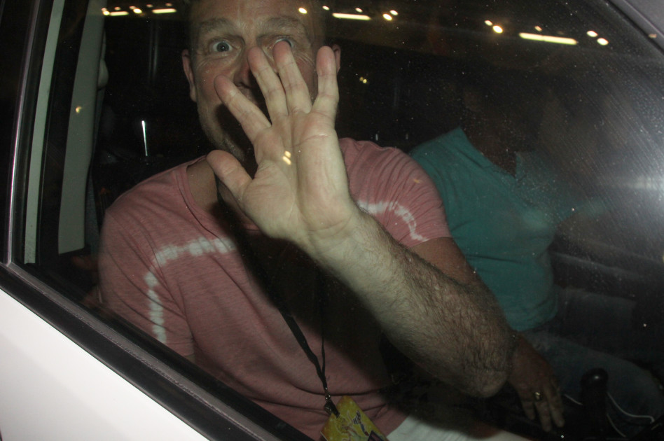 הו גאד. ג'ייסון דונובן מנופף לשלום