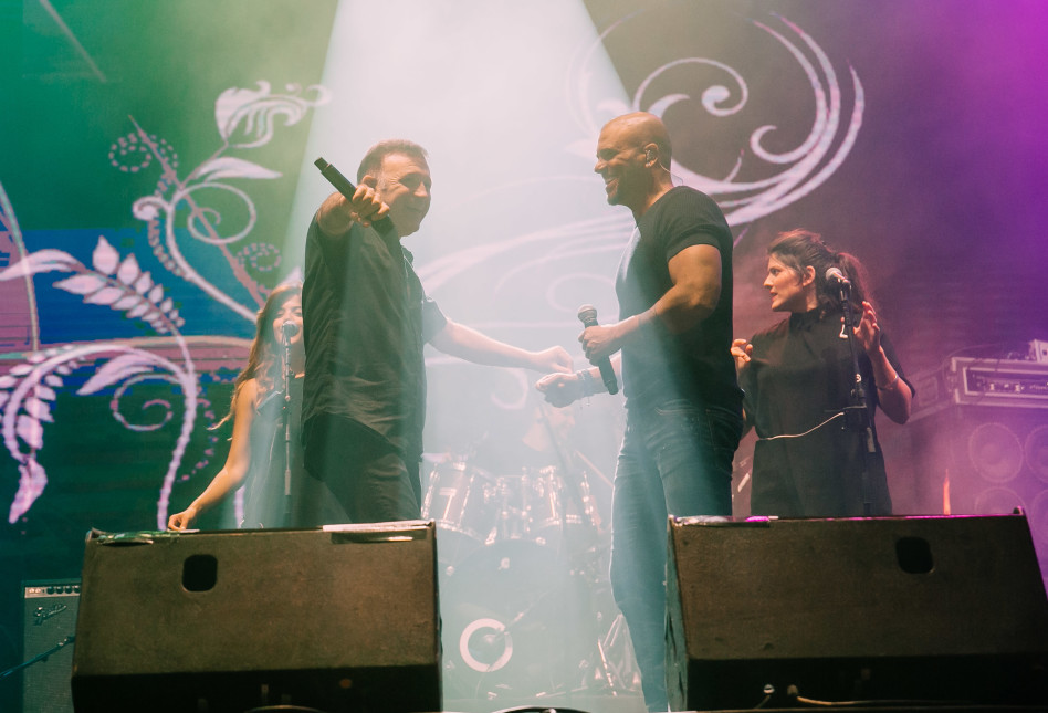 איחוד מרגש בין אייל גולן לזאב נחמה (צילום: אביב אברג'יל)