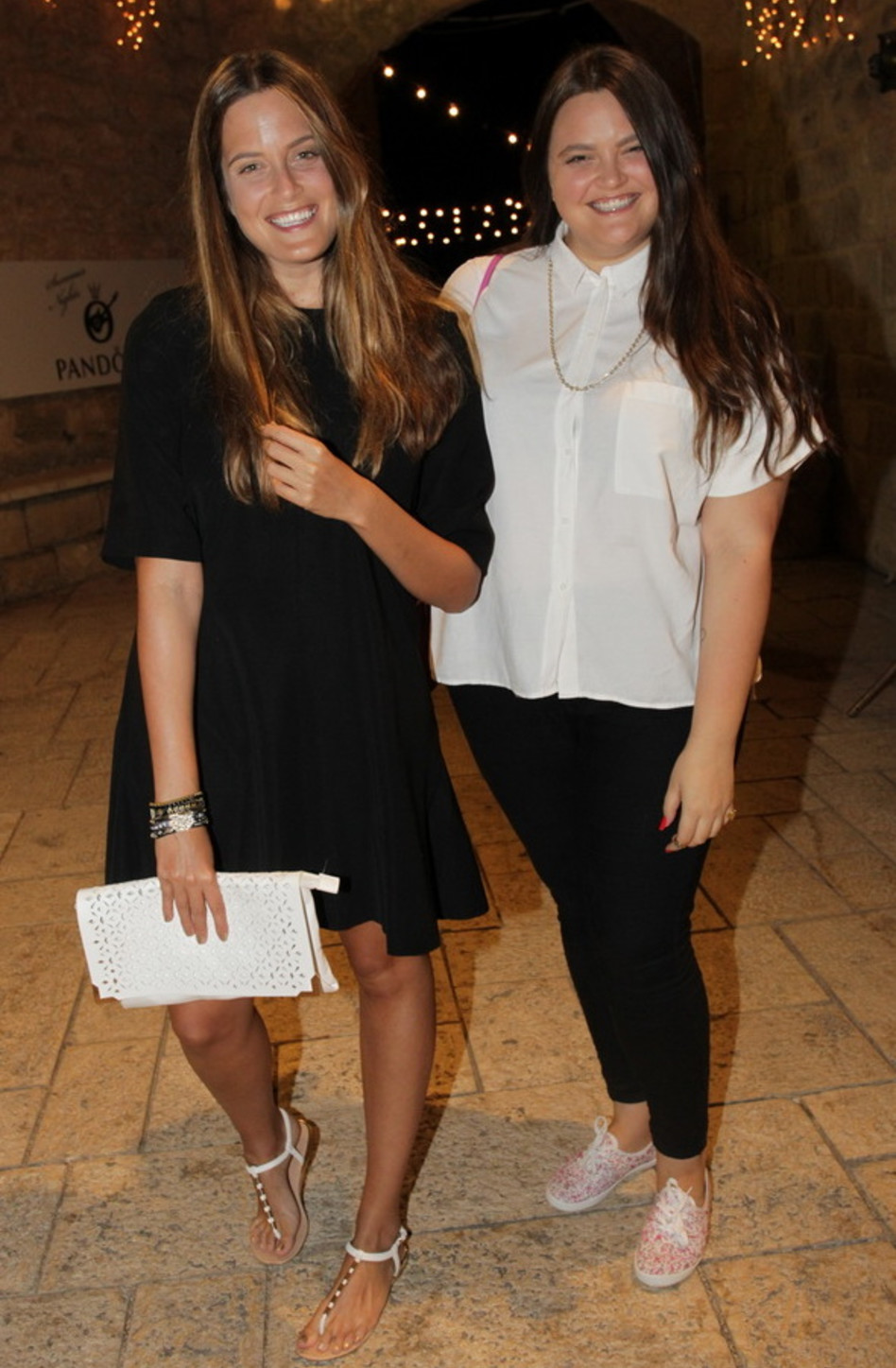 עדי שילון ואחותה נהנות