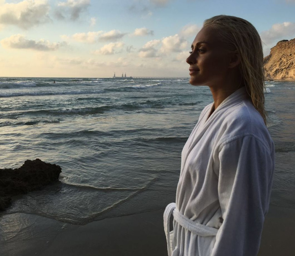 היי, ליד הביץ'. לי לוי