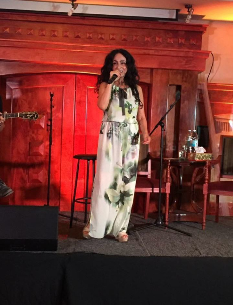 קול הנשמההההה. ריטה מתפייטת