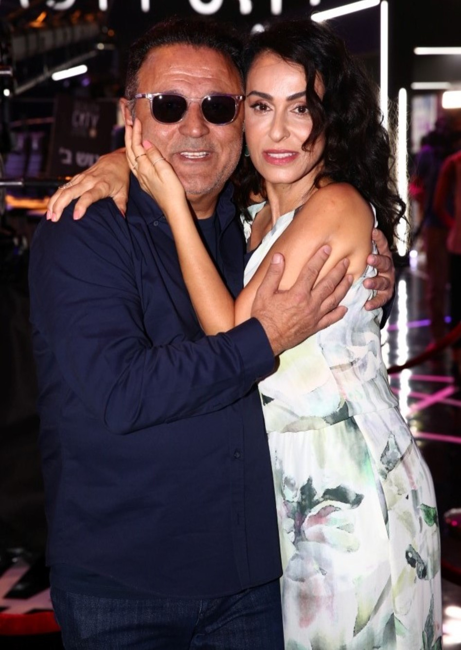 בשמלה זהה. ריטה עם אלי טהרי הבוקר (צילום: לנס הפקות)