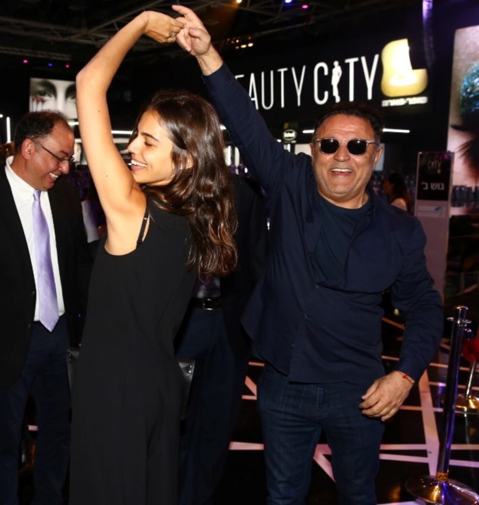 מרים לה. טהרי מסובב את מלכה