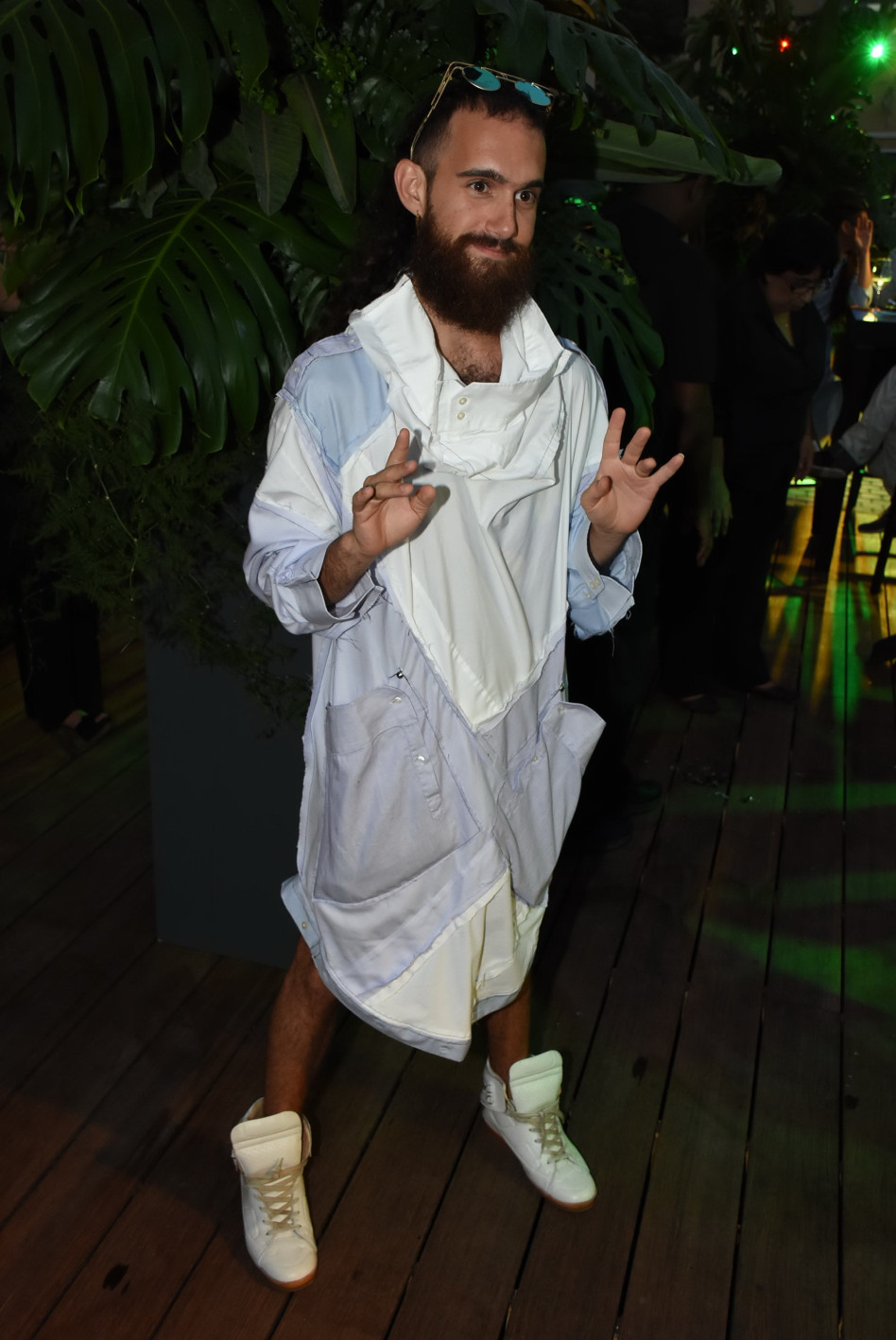 המשתתף אודי כהן לובש... משהו