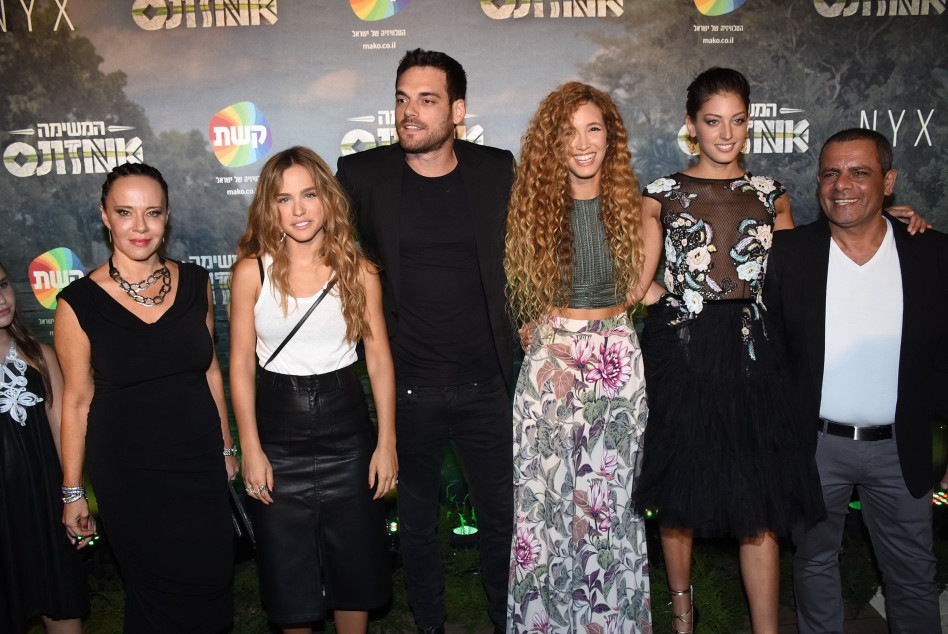 כמה שמחה והתלהבות. אמיתי ורוברג עם קומץ משתתפי ריאליטי