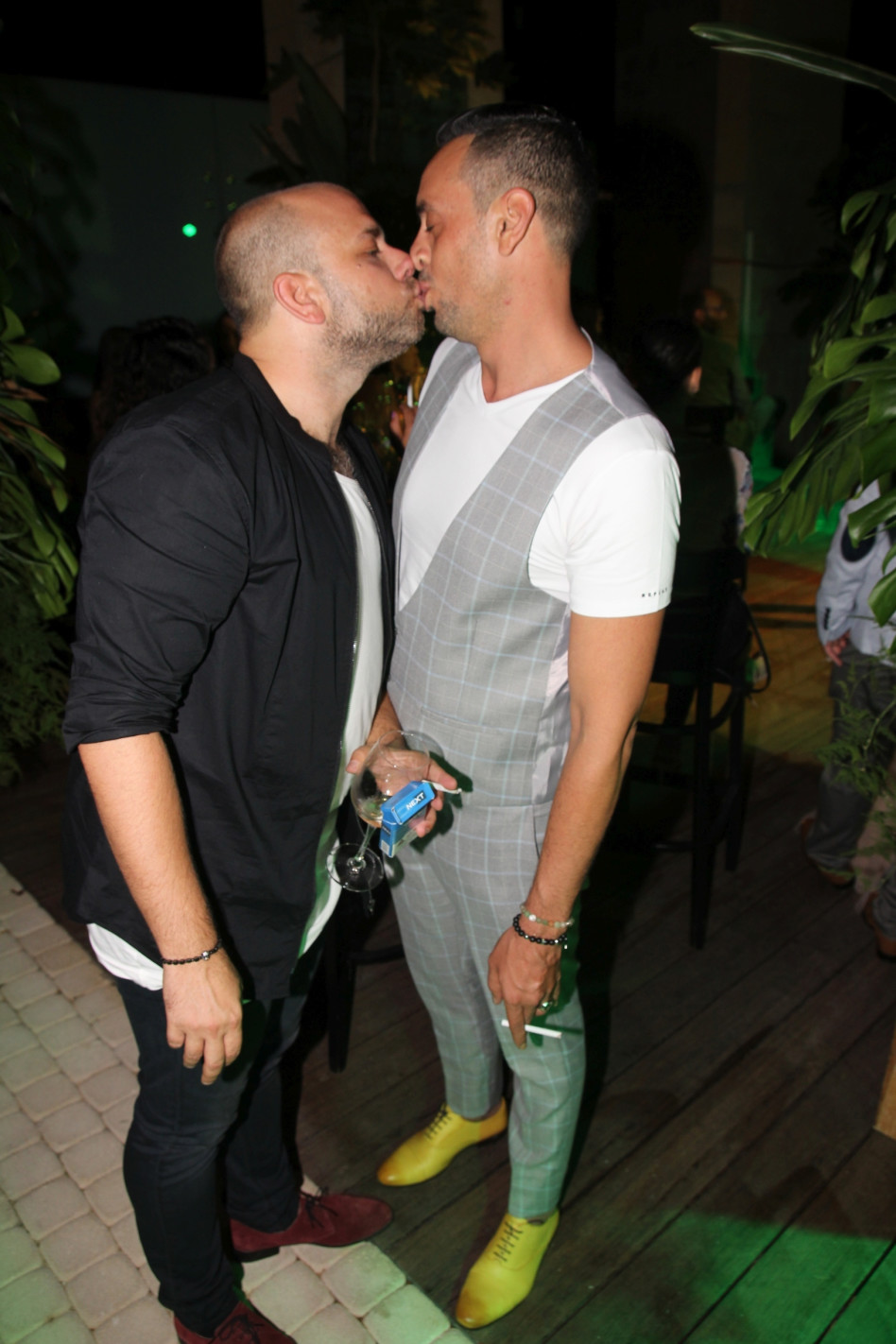 שלום ונשיקות. צרפתי עם סמדג'ה... קרובים משהו