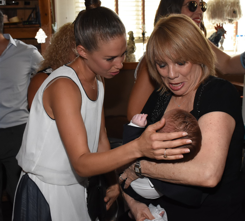 דנה גרוצקי מדגימה כישורי אמהות