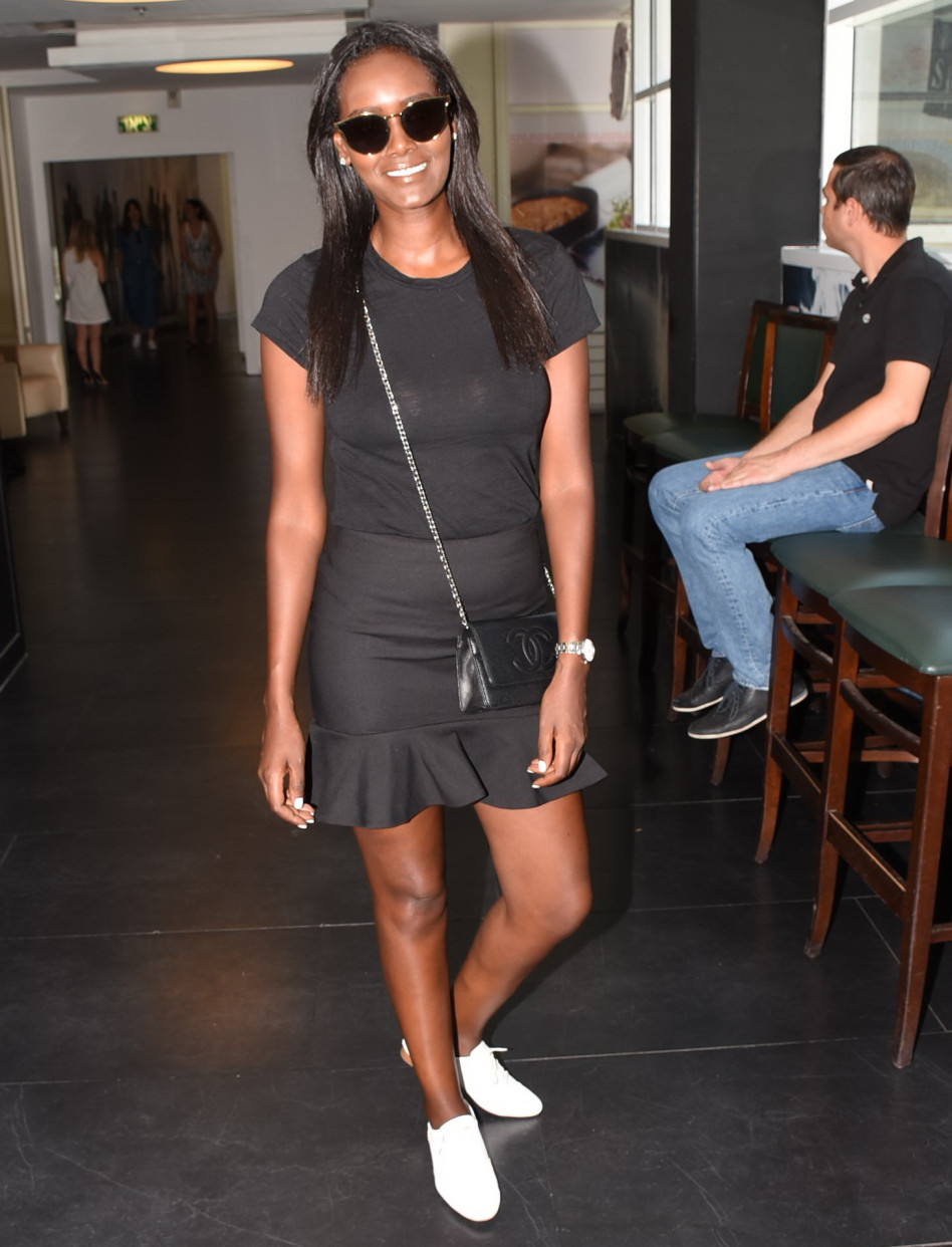 טהןניה רובל מחייכת