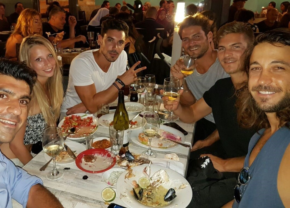 פאן להם. רז זלצרמן, הבלונדינית, עם עומר רוזן ואדריאנו חאובל