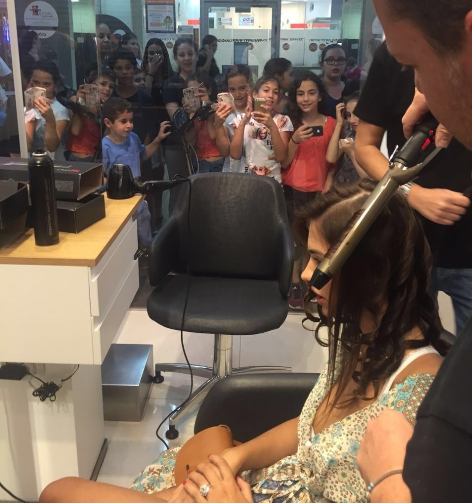 רוסלנה רודינה והמעריצים. קוראים לזה שגעת? (צילום: אלי שמואל)