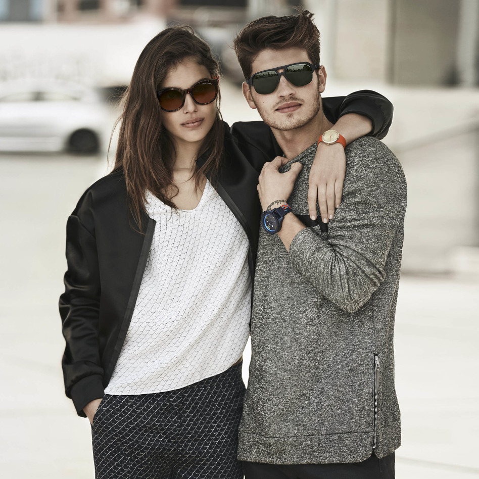 מלכה, עם חבר מדגמן