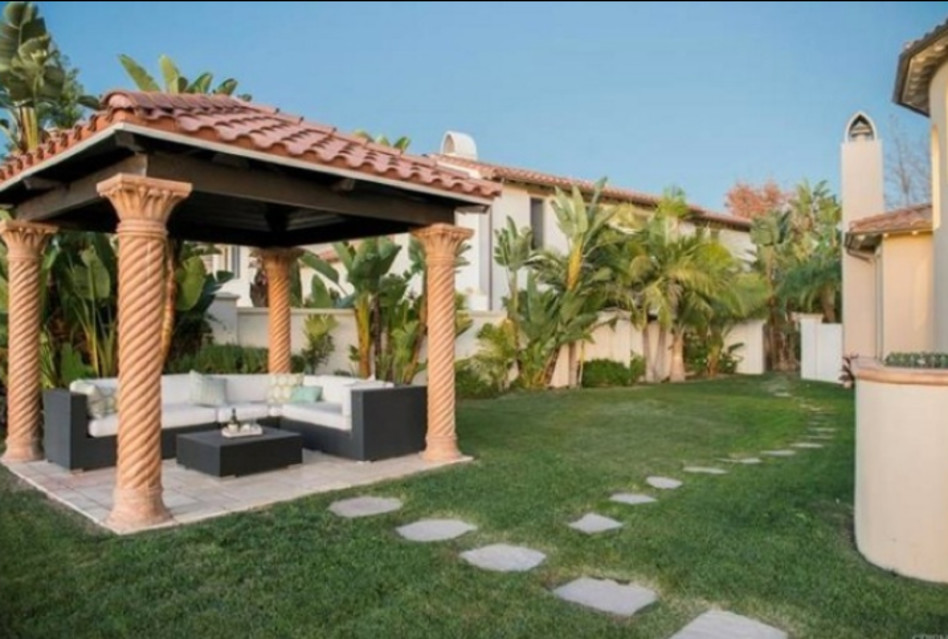 איפה יחביא את המקטרת אם לא בחצר הענקית?