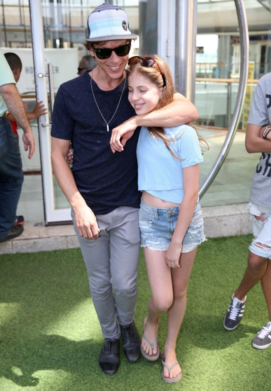 שובבון! שכטר ועלמה צעירה