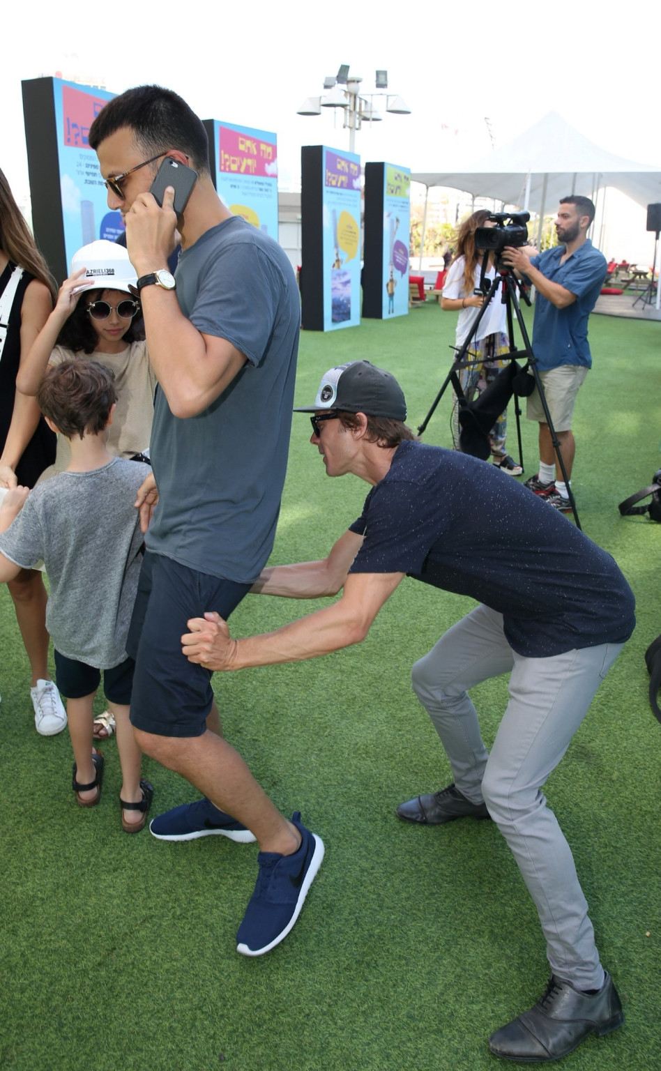 ואז מנסה לחשוף את עזר. רגע, מה?