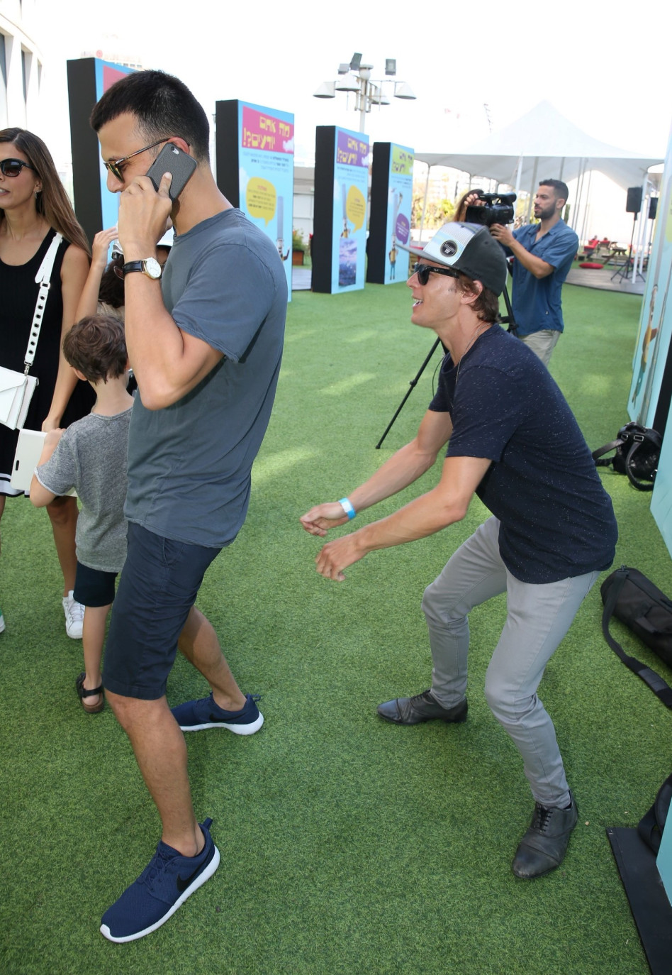 לא ממש הלך לך, עפר. השורטס צמודים על אסי