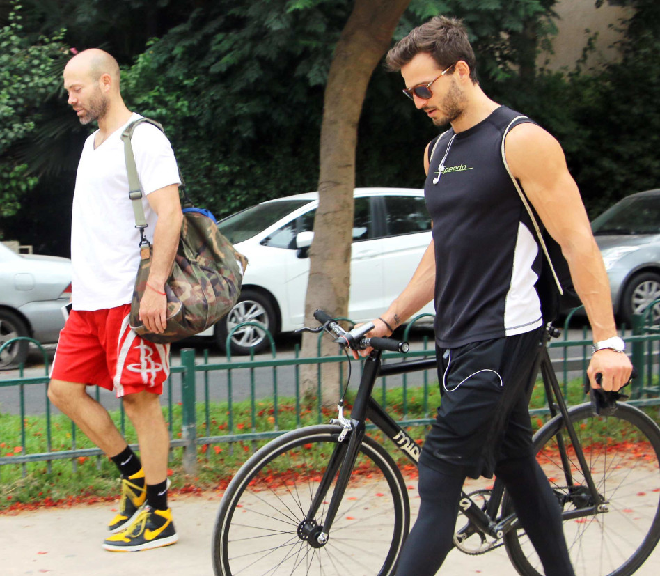 אבל למה עם החולצה? לואיס לבוש היטב