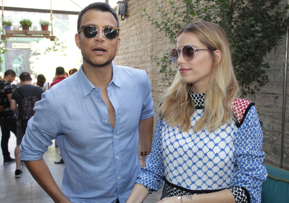 "הנה, הצטלמנו. טוב לך?". סלע עם אסי עזר