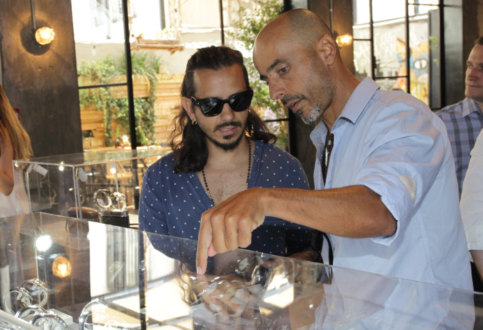 ציון ברוך, תארוז לו שניים כאלה, טוב?