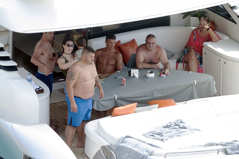 עם כל החמולה בטברנה של רונאלדו (צילום: splashnews(