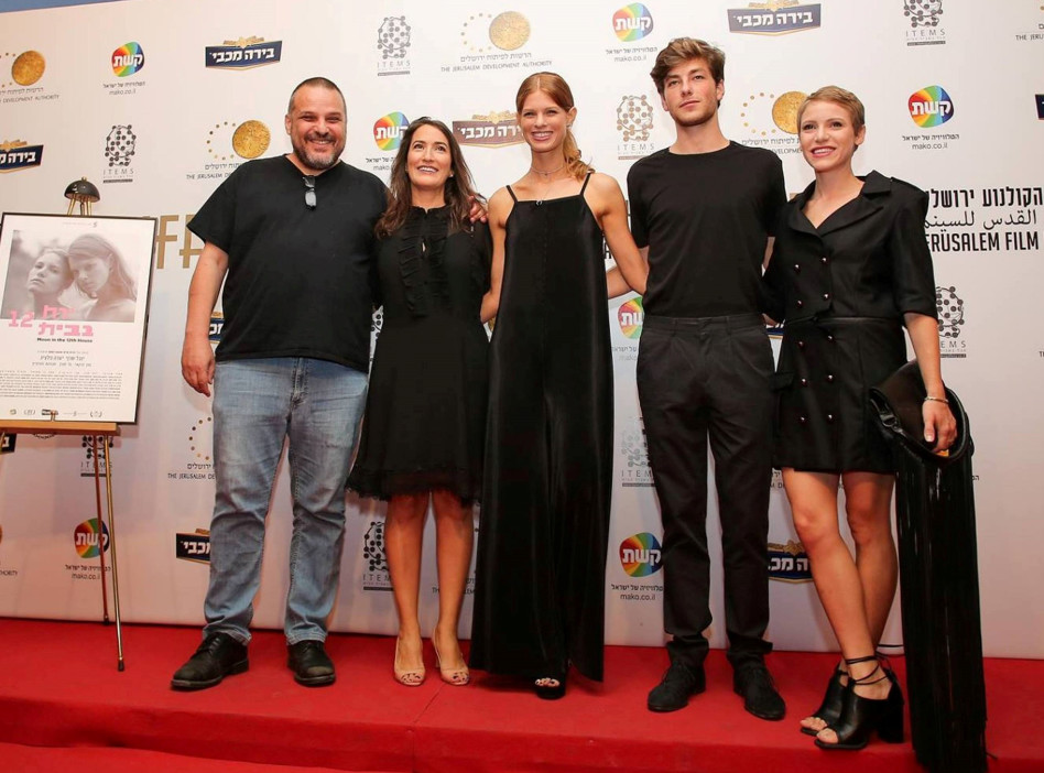 דורית חכים עם צוות השחקנים (יח"צ)