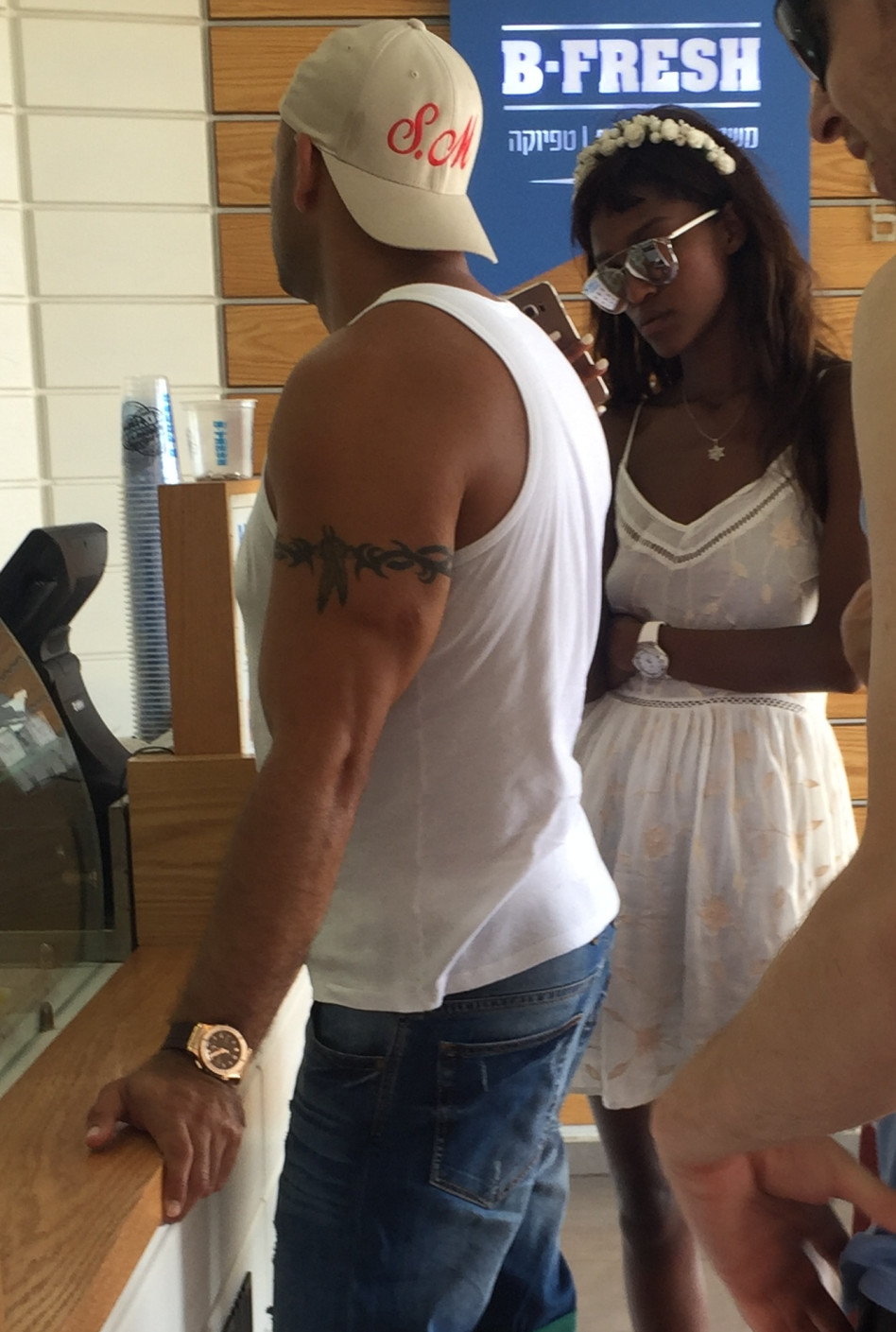 אז היא נראית די... מושעממת לא? טיטי מסתמסת