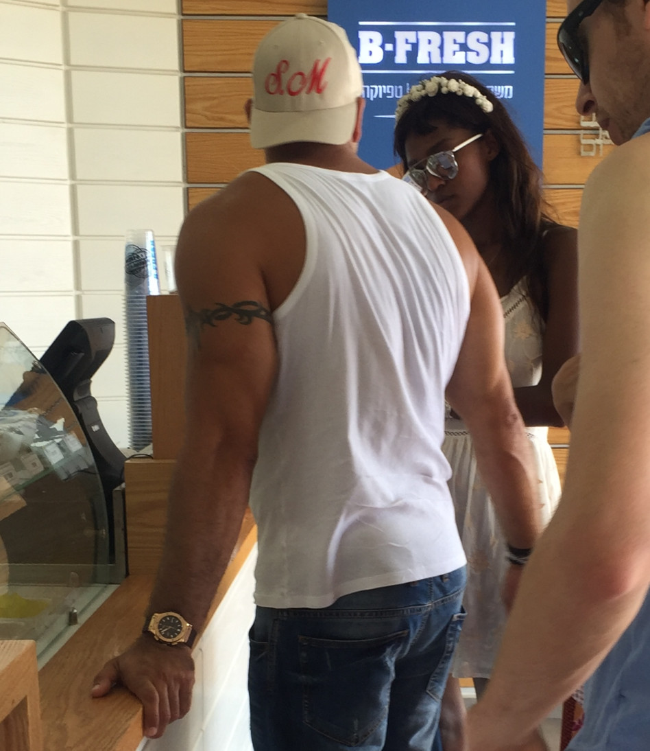 "רגע, שאלך על פיסטוק או חלבה אקזוטית?". אור בוחן