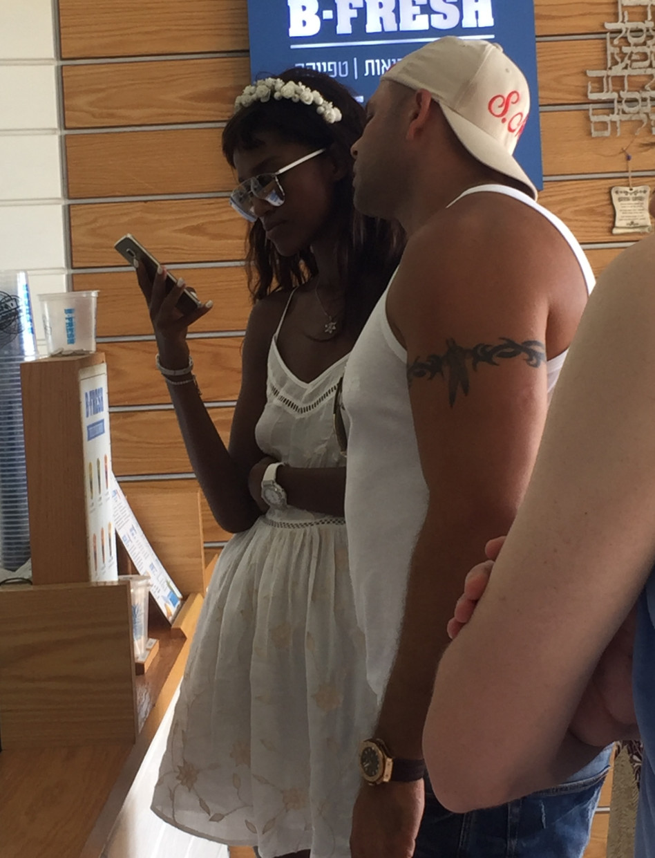 "מה פרסמת באינסטוש? ביקיני?"