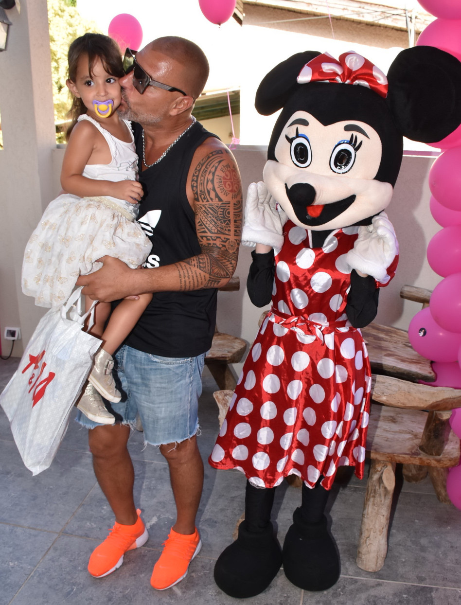 הביא מתנות? איציק זוהר עם בתו