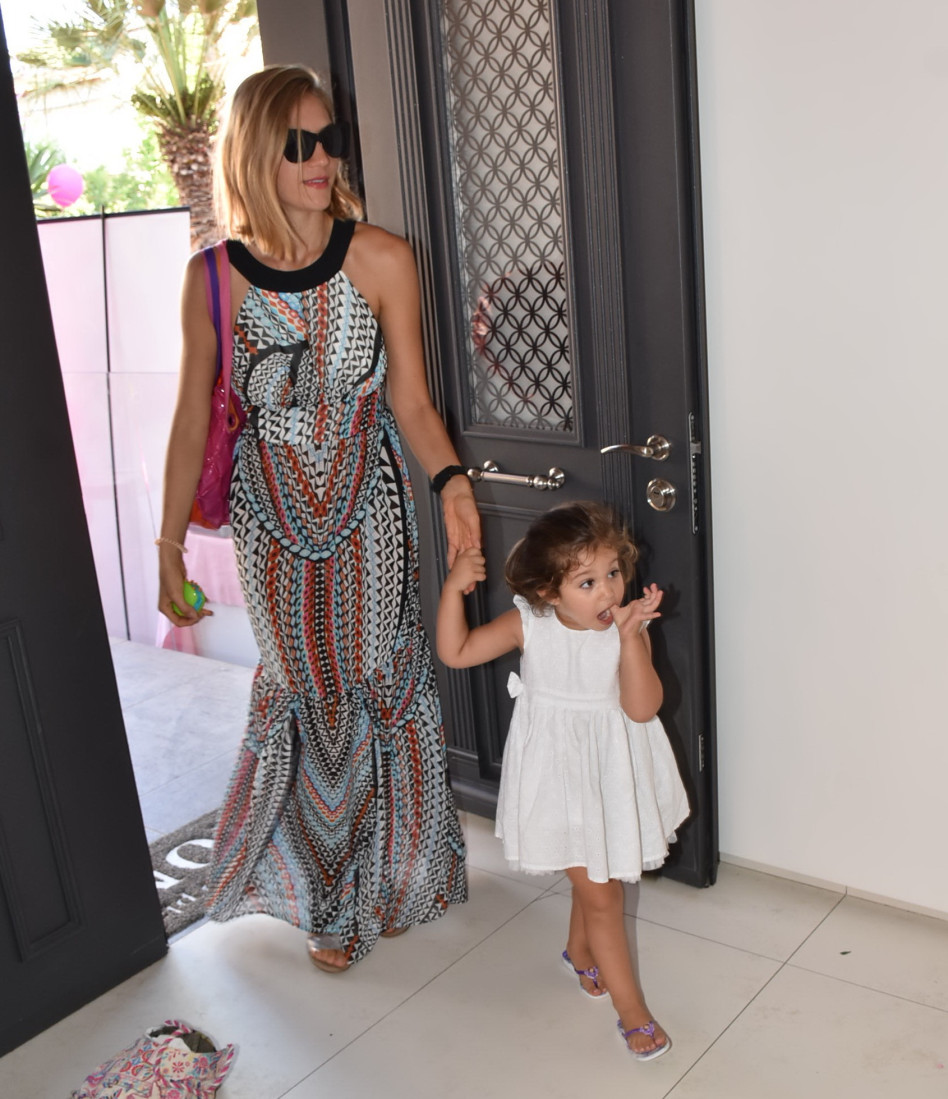 הגענו, אפשר להתחיל! ג'ני צ'רוואני עם בתה אמילי