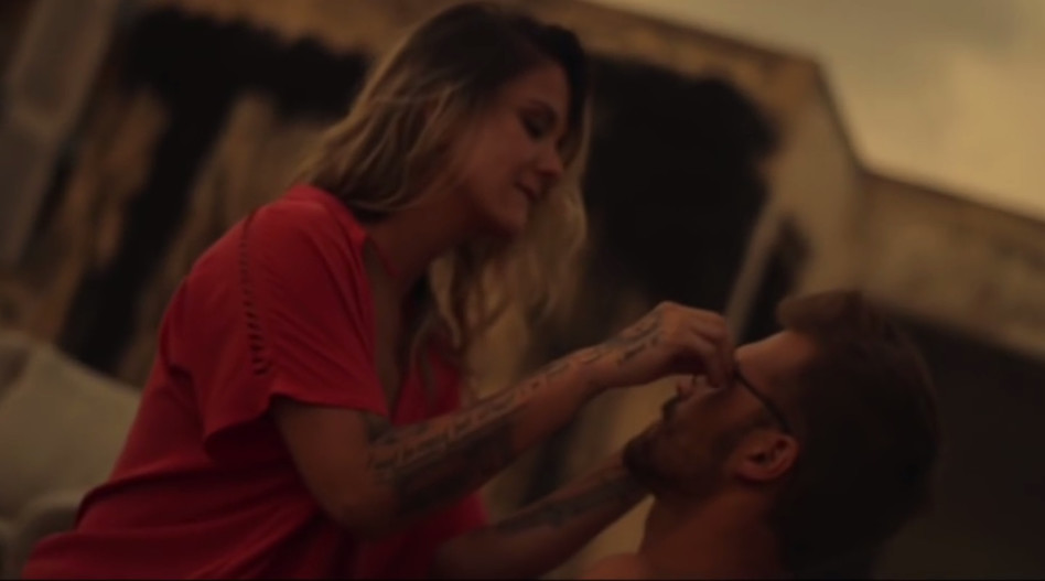 שלב א', המשקפיים הלכו. אילן אוספליק ושורטי בקליפ החדש (צילום מסך, יוטיוב)