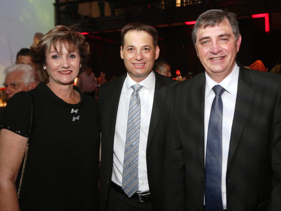 רן דנאי (במרכז) עם יוהן ואן זיל ורעייתו סנט (צילום: רונן טופלברג)